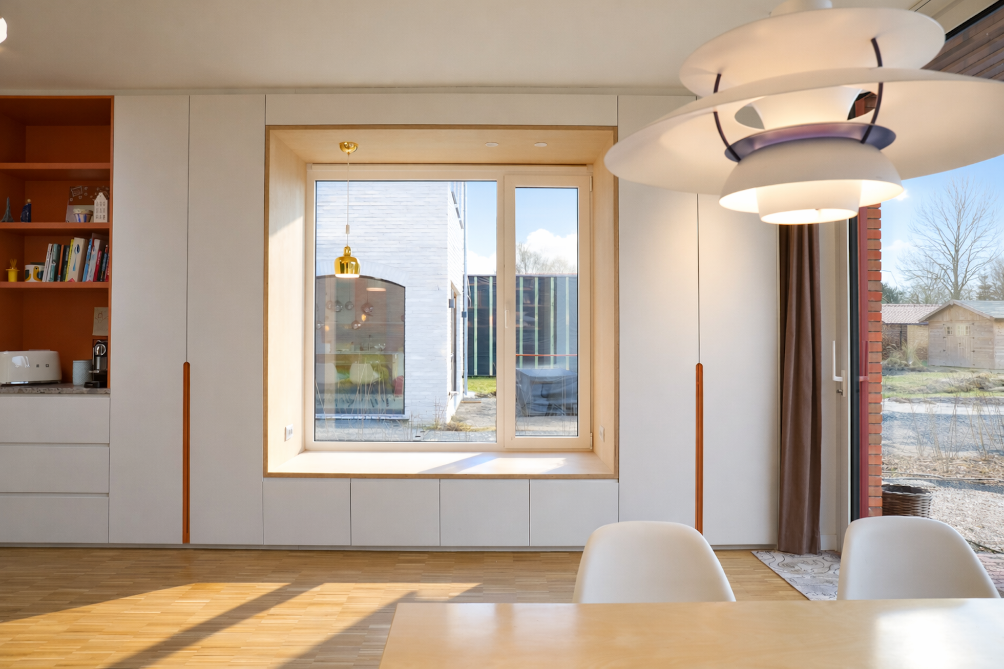 Zonovergoten Woonkamer Met Elegante Details