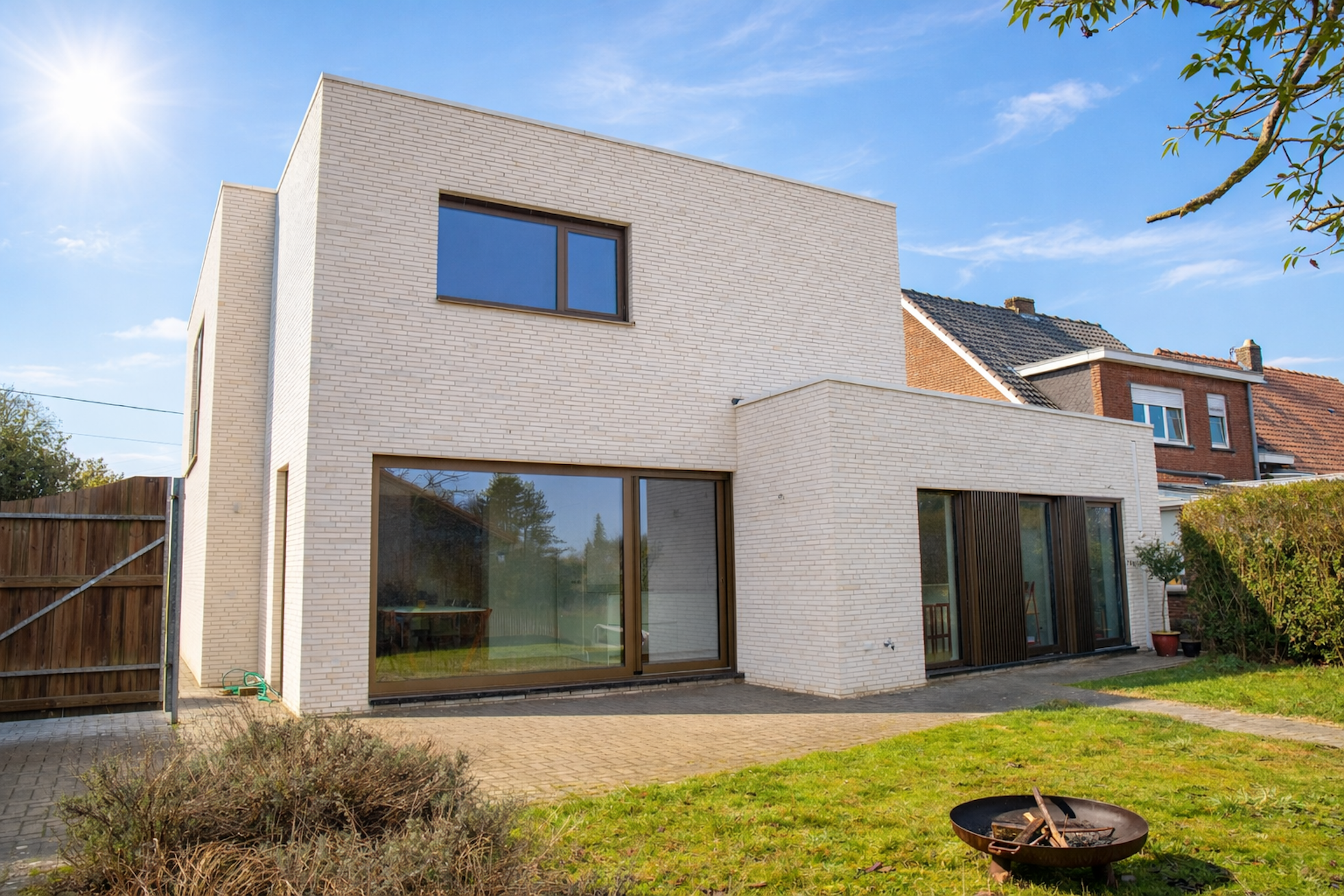 Witte Bakstenen Huis Met Tuin En Vuurplaats